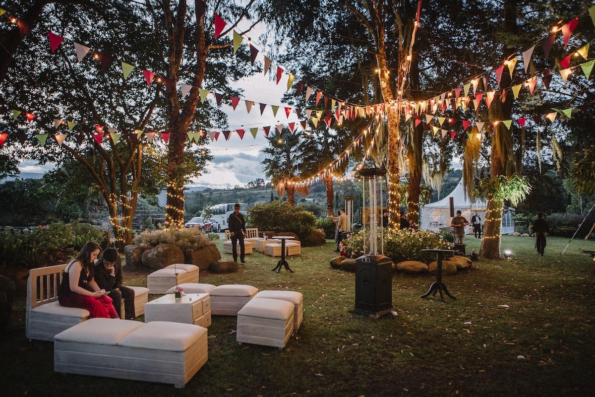 Boda al aire libre, Ideas para bodas al aire libre, Consejos para bodas al aire libre, Bodas en jardines, Mobiliario para bodas al aire libre, Vestimenta para bodas al aire libre, Menú de boda al aire libre, Iluminación para bodas al aire libre, boda feria, boda personalizada, feria de pueblo