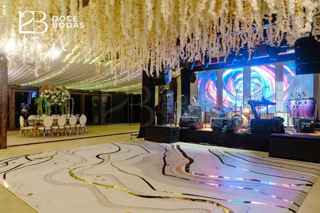 Tarima, Grupo Musical, Musica de Boda, Produccion de Luces y Sonido, Pista de Baile, Decoración de Techos, Boda Blanca y Dorado, Salon de Eventos