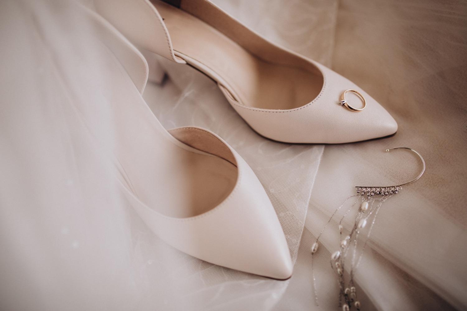 Zapatos de novia cómodos, Zapatos de novia elegantes, Zapatos para boda, Tacones de novia, Comodidad en zapatos de boda, Elegancia en zapatos de novia, Zapatos para ceremonias, Zapatos de novia para la recepción, bridal shoes