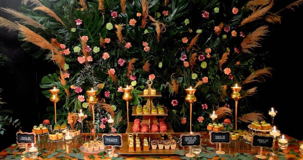 Mesa decorada con detalles únicos para bodas, Estación de cocteles personalizados en una boda, Lugar emblemático para bodas en Colombia, Diseño floral innovador para bodas de lujo, Salida espectacular de los novios en una boda única”