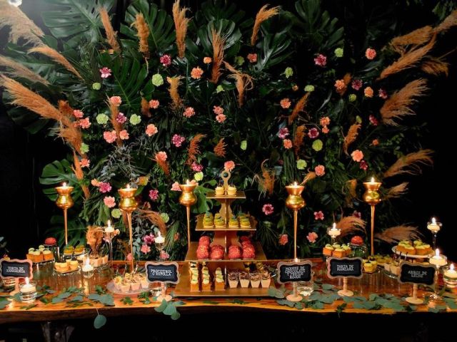 Mesa decorada con detalles únicos para bodas, Estación de cocteles personalizados en una boda, Lugar emblemático para bodas en Colombia, Diseño floral innovador para bodas de lujo, Salida espectacular de los novios en una boda única”