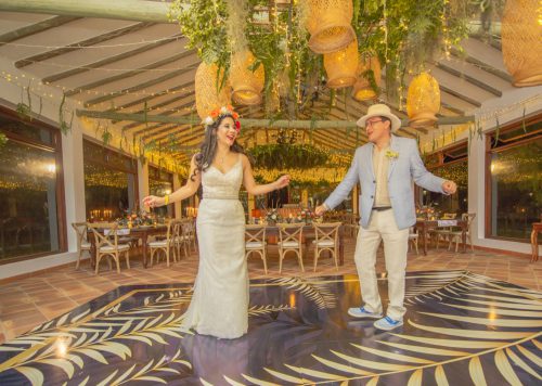 boda de ensueño de Liz y Ricardo, decoracion con canastos colgados al techo, decoracion rustica, hacienda veracruz, villa de leyva, pista de baile, pareja de novios bailando