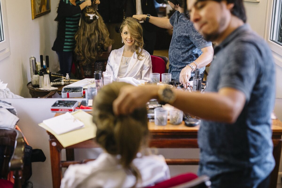 alistamiento de la novia, maquillaje profesional para novias, peinado de novia elegante, novia feliz preparándose, maquillaje de novia natural, estilista de bodas, preparación novia boda, maquillaje duradero para bodas, prueba de maquillaje boda, peinado recogido novia, alistamiento en el hotel, getting ready boda, novia frente al espejo, sesión de fotos alistamiento, beauty wedding look, estilista a domicilio boda, novia relajada maquillaje, maquillaje y peinado profesional, novia en bata blanca, peinados románticos para novias, wedding planner bogota, colombia, El Alistamiento de la Novia (maquillaje y peinado)
