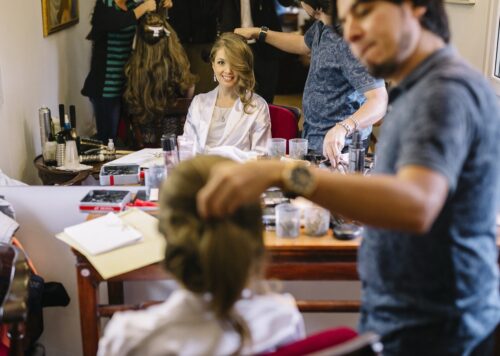 alistamiento de la novia, maquillaje profesional para novias, peinado de novia elegante, novia feliz preparándose, maquillaje de novia natural, estilista de bodas, preparación novia boda, maquillaje duradero para bodas, prueba de maquillaje boda, peinado recogido novia, alistamiento en el hotel, getting ready boda, novia frente al espejo, sesión de fotos alistamiento, beauty wedding look, estilista a domicilio boda, novia relajada maquillaje, maquillaje y peinado profesional, novia en bata blanca, peinados románticos para novias, wedding planner bogota, colombia, El Alistamiento de la Novia (maquillaje y peinado)