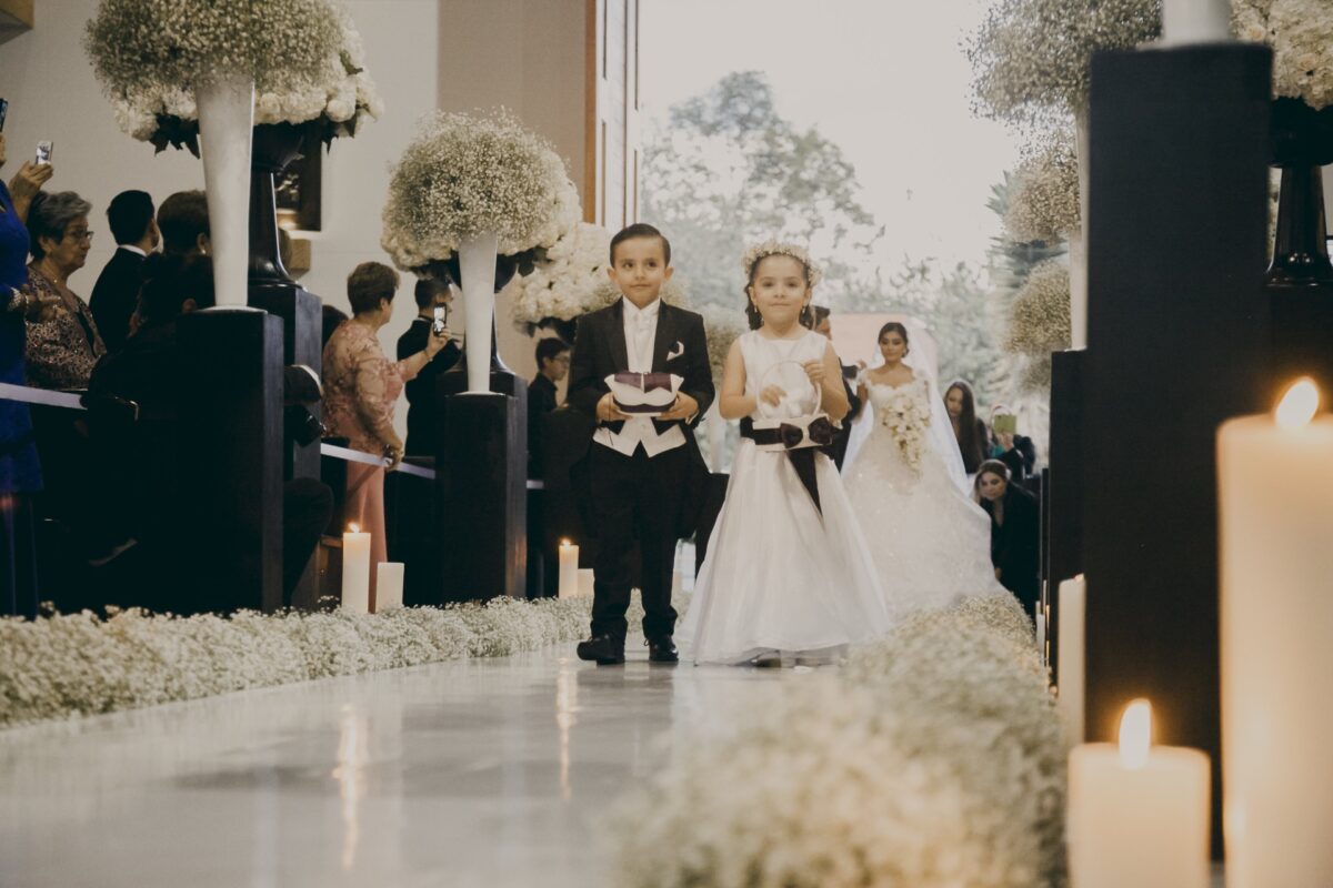 Los Pajesitos de la Boda: ternura, tradición y un toque de magia, pajesitos de la boda, niños en bodas, cortejo infantil, vestidos para pajesitas, trajes para pajesitos, niños llevando anillos boda