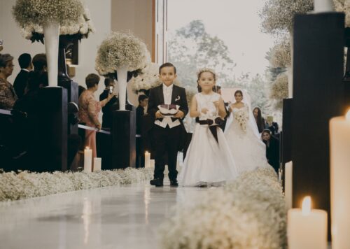 Los Pajesitos de la Boda: ternura, tradición y un toque de magia, pajesitos de la boda, niños en bodas, cortejo infantil, vestidos para pajesitas, trajes para pajesitos, niños llevando anillos boda