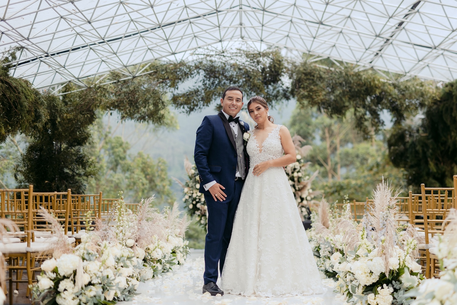 poses románticas de boda, sesión de fotos boda, ideas fotos de boda, fotografía espontánea boda, fotos creativas novios, momentos emotivos boda, imágenes boda originales, fotos novios Bogotá, inspiración fotos boda, fotografía natural boda, recuerdos inolvidables boda, detalles románticos boda, ceremonia de la boda, novios posando, boda lujosa, boda medellin, 6 poses imprescindibles para las fotos de tu boda, wedding planner medellin, colombia