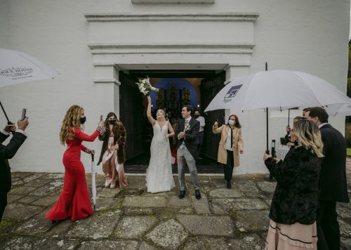 Boda de Ensueño de Laura y Jurgen, ramo de la novia, wedding couple, bride, groom, salida de la iglesi, wedding day, wedding planner colombia