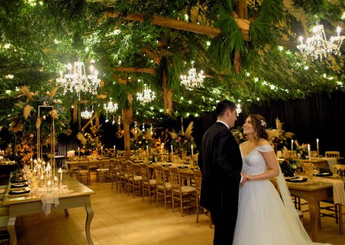 Boda de ensueño de Carolina y Sebastian, decoracion de la boda, greenery, rustica, novios, nuevos esposos, candelabros colgantes