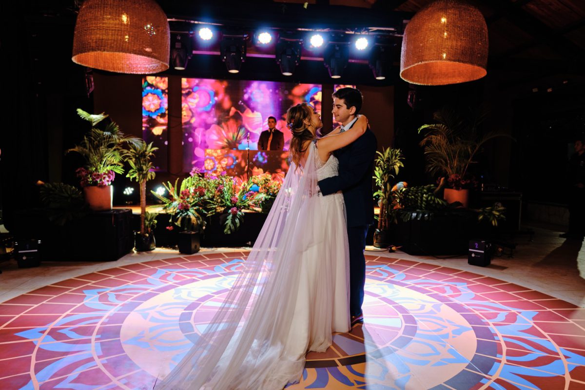 boda única, espectacular, decoración encanto, boda temática, wedding decoration, decoracion, novios bailando, pista de baile, boda de pelicula, ¿Cómo hacer que tu boda sea única?