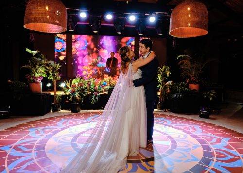 boda única, espectacular, decoración encanto, boda temática, wedding decoration, decoracion, novios bailando, pista de baile, boda de pelicula, ¿Cómo hacer que tu boda sea única?