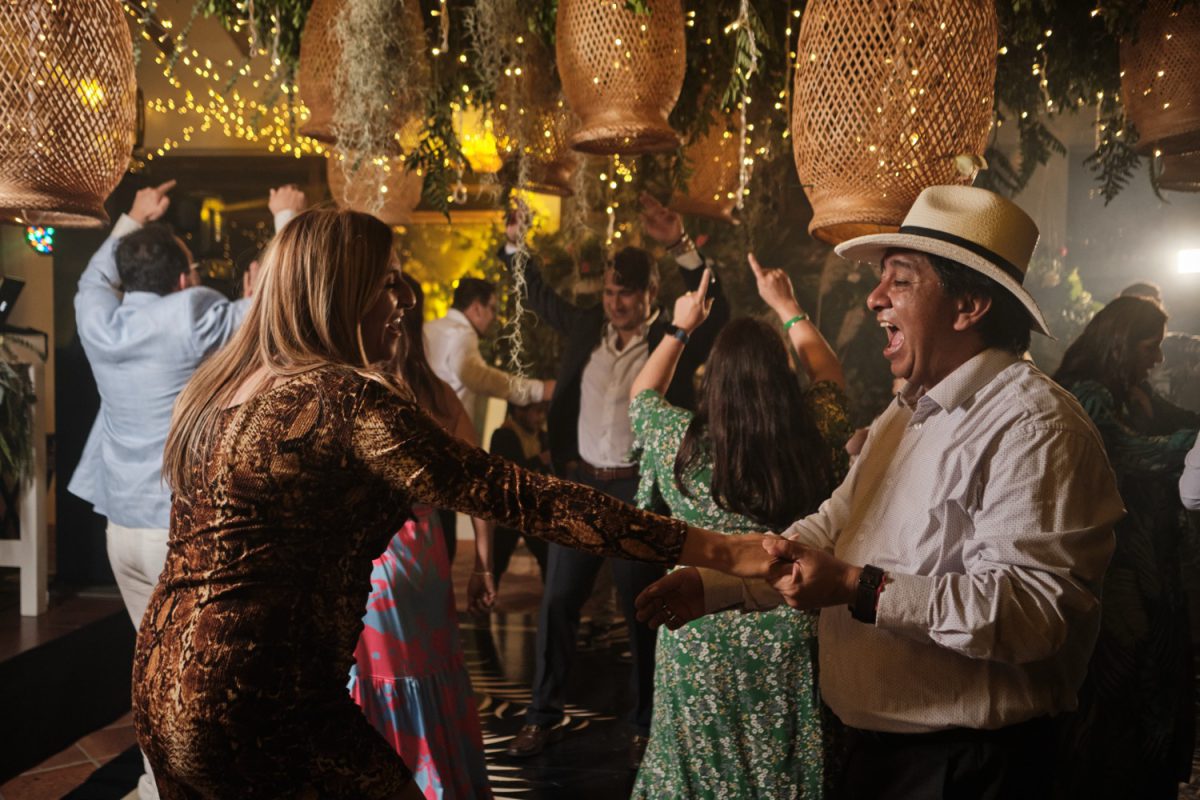 fiesta de la boda, incitados bailando, ¿Boda destino o boda local? Guía real para decidir sin estrés, destination wedding, wedding planner colombia
