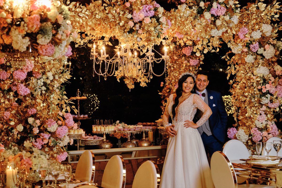 Boda de Ensueño de Andrea y Giovanny, centros de mesa colgantes, decoracion de lujo, boda lujosa, decoracion dorada, center piece