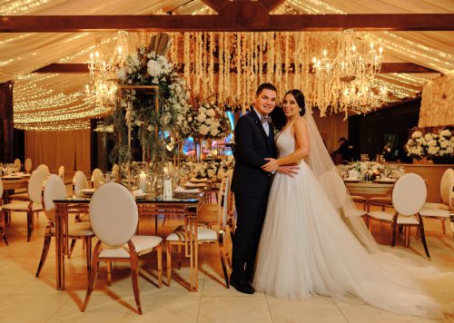 Boda de Ensueño de Maria Paola y Julian, flores blancas colgantes, luces colgantes, wedding couple