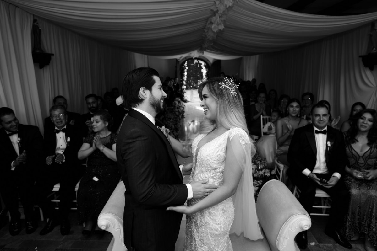 ceremonia de bodas, matrimonio catolico, pareja de esposos recien casados