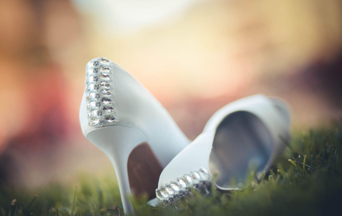 Zapatos de novia cómodos, Zapatos de novia elegantes, Zapatos para boda, Tacones de novia, Comodidad en zapatos de boda, Elegancia en zapatos de novia, Zapatos para ceremonias, Zapatos de novia para la recepción, Zapatos de Novia ¿Cómodos o Elegantes?