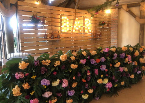 barra de bar, barra de licores para la boda estilo rustico con colores tropicales. barra personalizada