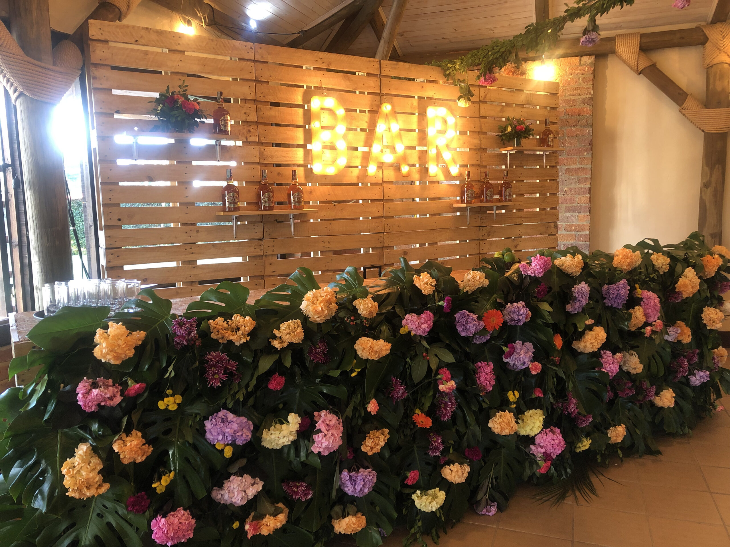 barra de bar, barra de licores para la boda estilo rustico con colores tropicales. barra personalizada