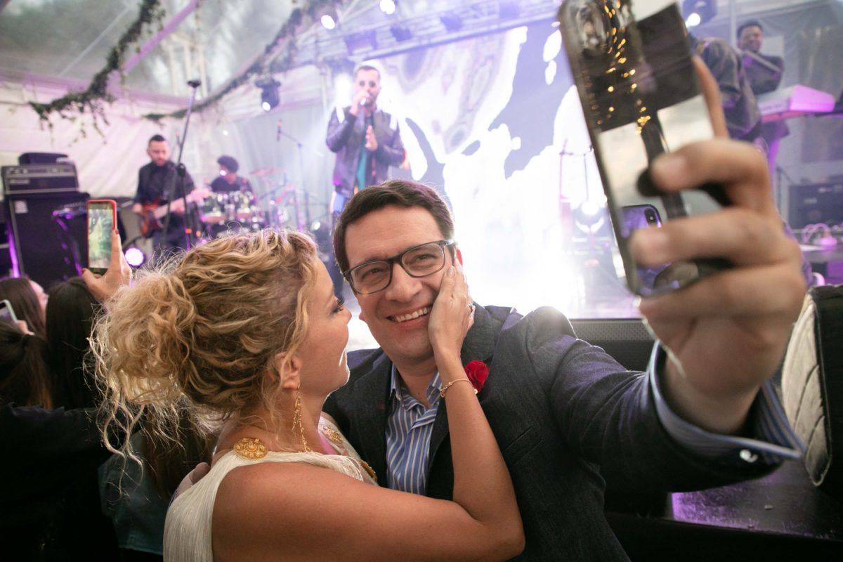 selfie, mike bahia, artista, contratacion, wedding couple, bride, groom