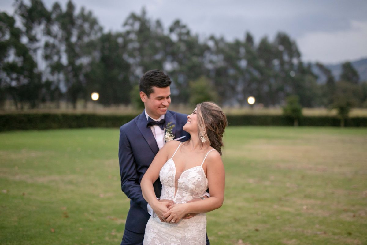 novios, bride, groom, couple, felicidad, pareja, boda en el campo, boda al aire libre