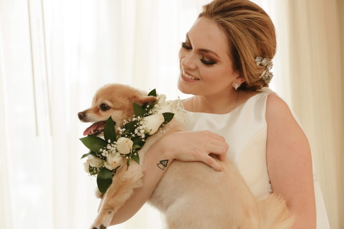 Novia, Las Mascotas en tu Boda: amor peludo en tu gran día, amor perruno, mama perruna, Mascotas en bodas, perros en ceremonias, gatos en matrimonios, boda con mascotas, pajes peludos, perro con moño, gato curioso boda, fotos boda con mascotas, perros con anillos, mascotas en bodas elegantes, boda pet friendly, ideas boda con mascotas, fotos tiernas boda, decoración boda con mascotas, invitados peludos boda, ternura en bodas, boda con animales, amor con mascotas, boda original con mascotas, boda con perro y gato