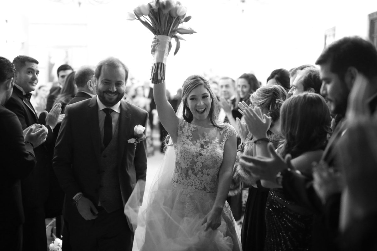 wedding couple, bride, groom, salida de los novios, ramo de novia, tulipanes, novia feliz, wedding day, wedding planner colombia