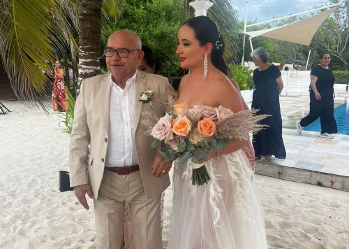 boda de ensueño de Maria Paula y Juan Manuel, boda en la playa, wedding planner cartagena, baru, ramo de novia, papa de la novia, bride