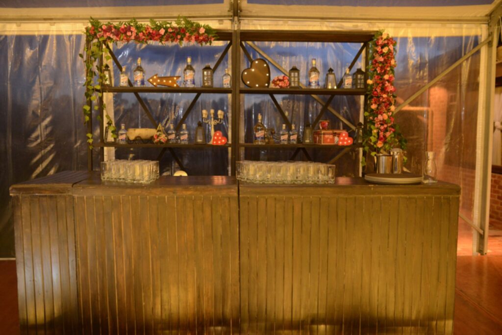 barra de licores rustica estilo industrial, wedding bar, decoration, planner colombia, bogota