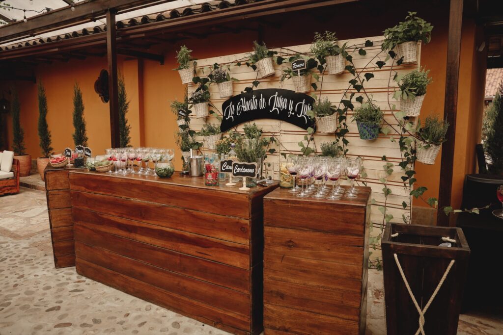 barra de bar rustica decorada para la boda, bar al aire libre