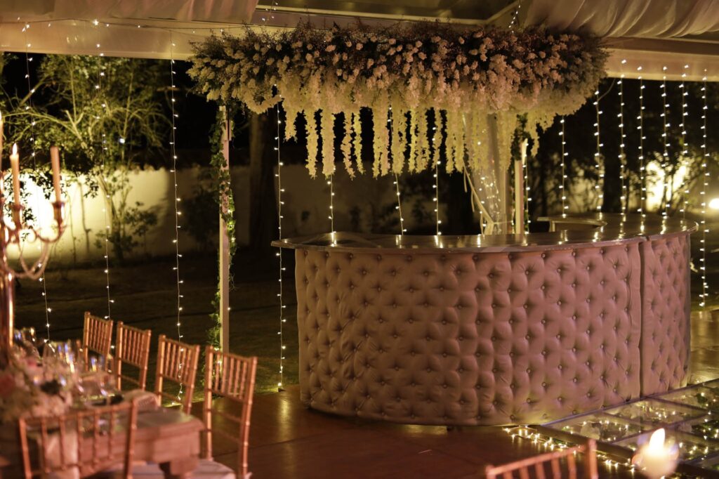 hacienda Fagua, barra de bar capitoneada, flores decorativas en el techo, boda elegante clasica, wedding decoration, wedding planner colombia