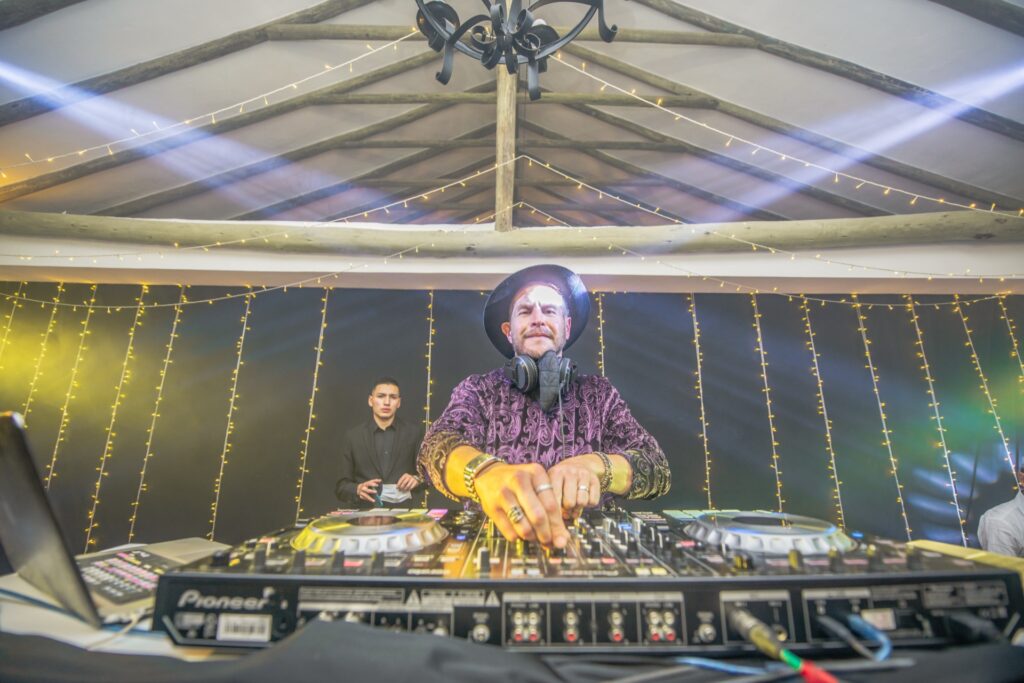Nico Rojas DJ, Nicolas Rojas DJ, music planner, musica de la boda, disc jockey, boda destino, wedding planner bogota