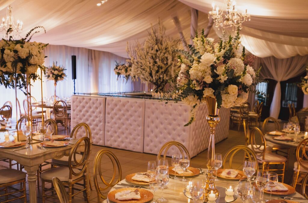 hacienda la martina, decoración elegante romantica, barra de bar capitoneada, centro de mesa, center piece, wedding decoration