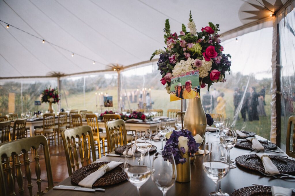 centro de mesa romántico boda con flores altas, arreglo floral elegante con rosas fucsias y lilas, decoración de boda con base dorada sofisticada, centros de mesa modernos y espectaculares para bodas, mesa nupcial con copas de cristal y detalles dorados, tarjeta personalizada en centro de mesa boda, inspiración floral para bodas románticas, ideas de centros de mesa altos y coloridos, decoración de mesa con rosas y hortensias blancas, 33 centros de mesa para bodas modernos y espectaculares que te robarán suspiros