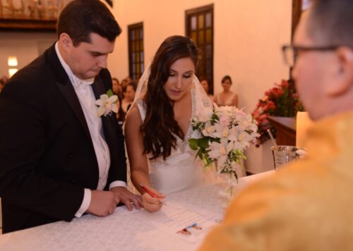 Documentación para una Boda Católica en Colombia, requisitos para matrimonio católico en Colombia, documentos para boda católica, pareja organizando boda católica en Colombia, curso prematrimonial en Colombia, certificados para matrimonio religioso, trámite de boda católica en Colombia, iglesia católica para matrimonio en Colombia, planificación de boda religiosa, preparación para matrimonio católico, documentos sacramentales para boda, Documentación para una Boda Católica en Colombia paso a paso