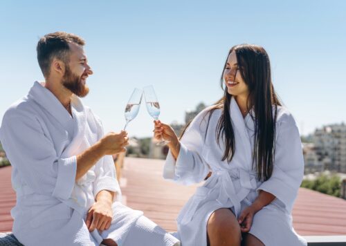 De Cabo Verde a Filipinas: los 7 destinos más populares para una luna de miel inolvidable playa romántica, flirting couple with sparkling wine on a roof, close angle